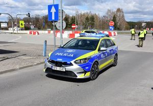 Policyjny radiowóz na przejściu granicznym