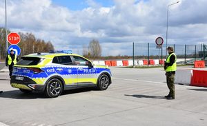 Radiowóz na przejściu granicznym. Na zdjęciu znajduje się też funkcjonariusz SG oraz policjant