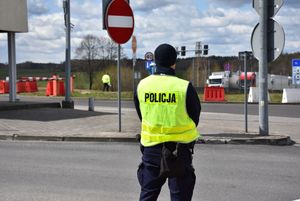 Policjant na przejściu granicznym