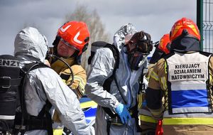 Strażacy w kombinezonach ochronnych