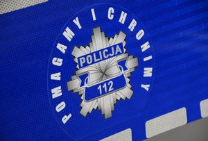 Policyjna gwiazda z napisem pomagamy i chronimy