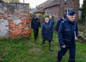 Policjanci oraz kobieta