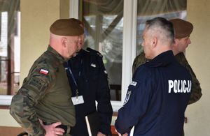 Policjanci rozmawiają z żołnierzami
