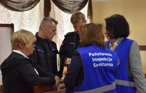 Rozmowy policjantów z członkami sztabu zarządzania kryzysowego