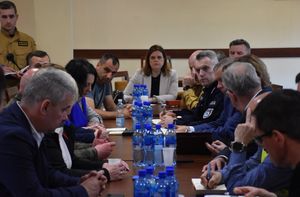 Policjanci na obradach sztabu zarządzania kryzysowego