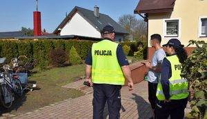Dzielnicowi rozmawiają z mężcyzną