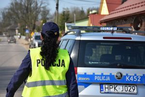 Dzielnicowa obok radiowóz