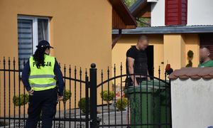 Dzielnicowa rozmawia z mężczyznami