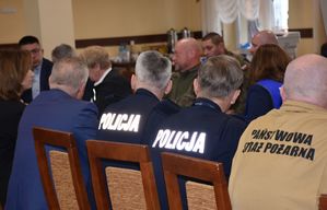 Policjanci podczas obrad sztabu zarządzania kryzysowego