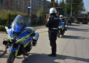 Policjant kieruje ruchem.