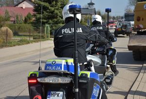 Policjanci na motocyklach. W tle służby ratunkowe