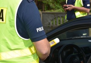 Policjant badający stan trzeźwości kierującego pojazdem.