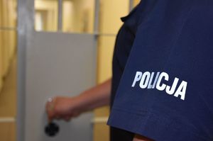 Policjant zamyka drzwi policyjnej izby zatrzymań