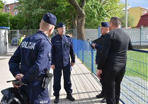 Policjanci rozmawiają z mężczyzną przed rozpoczęciem meczu