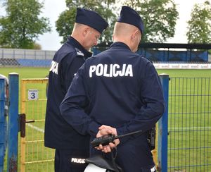 Policjanci przed zabezpieczeniem meczu. W tle murawa
