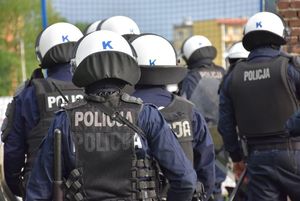 Policjanci Oddziału Prewencji w trakcie zabezpieczenia meczu