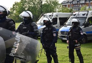 Policjanci w trakcie zabezpieczenia meczu