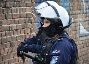 Policjanci Oddziału Prewencji w trakcie zabezpieczenia meczu