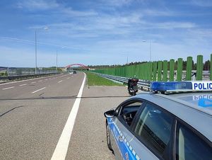 Autostrada A4 na której znajduje się motocykl i radiowóz
