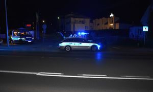 Pora nocna. W tle sygnały policyjnych radiowzów