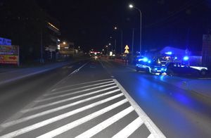 Pora nocna, droga. Po prawej stronie znajdują się radiowozy.