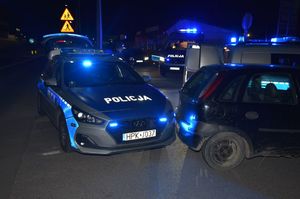 Pora nocna. Policyjny radiowóz. Przed nim samochód ososbowy