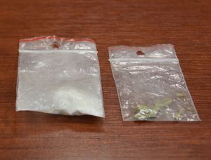 Dwa woreczki strunowe z zawartością roślinnego suszu i skrystalizowanej substancji