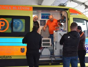 Mężczyźni przy karetce