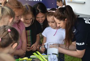 Policjantka z dziećmi podczas konkursu