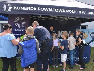 Dzieci odwiedzają stoisko Komendy Powiatowej Policji w Jarosławiu