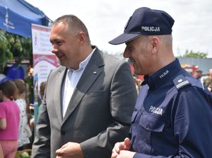 Starosta Jarosławski i Komendant Powiatowy Policji w Jarosławiu podczas pikniku