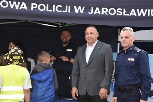 Starosta Jarosławski i Komendant Powiatowy Policji na tle policyjnego stoiska