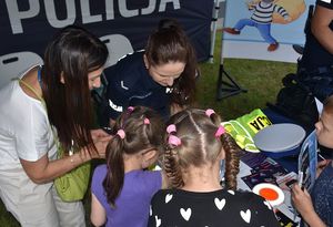 Policjanci z dziećmi podczas pikniku