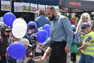 Mężczyzna rozdaje dzieciom cukierki