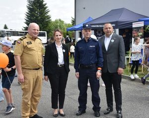 Policjant, strażak, kobieta i mężczyzna