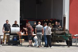 Strażacy podczas pikniku-strefa gastronomiczna