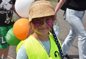 Dziewczynka z pomalowaną twarzą