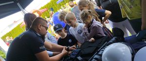 Policjanci z dziećmi podczas pikniku