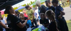 Policjanci na pikniku z dziećmi