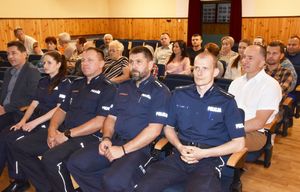 Policjanci i seniorzy podczas debaty