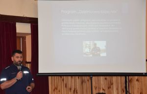 Policjant w czasie prelekcji przy ekranie