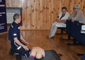 Policjant przy fantomie