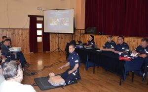 Policjant przy fantomie