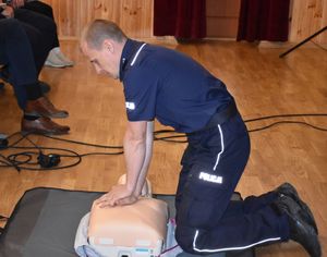 Policjant przy fantomie