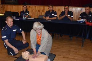 Kobieta podczas ćwiczeń udzielania pierwszej pomocy
