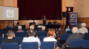 Osoby zgromadzone na sali podczas debaty