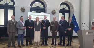 Zdjęcie grupowe osób odznaczonych za oddanie krwi