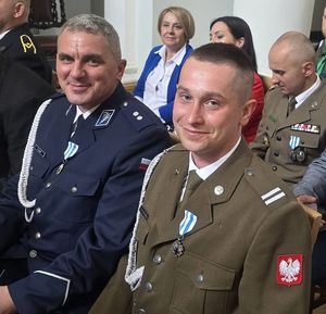 Policjant i żołnierz w mundurach galowych