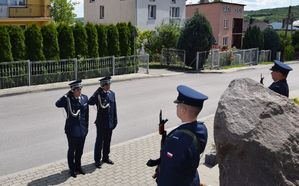 Policjanci oddają hołd