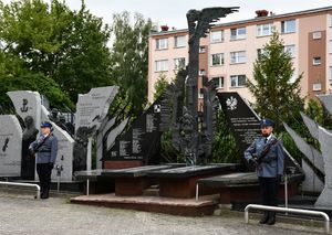 Pomnik przed kościołem. Przed pomnikiem asysta honorowa